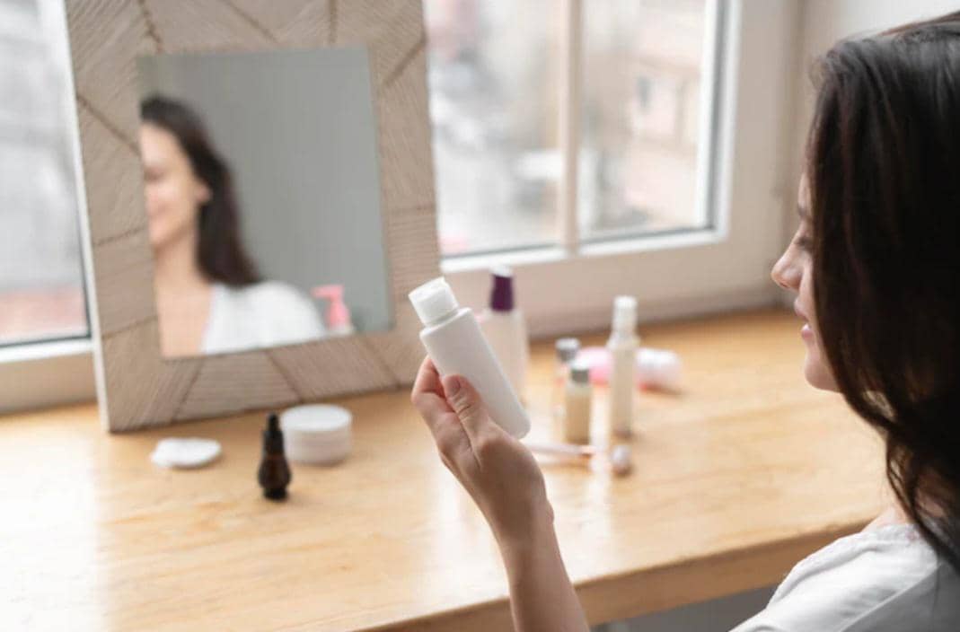 ilustrasi membaca produk skincare 