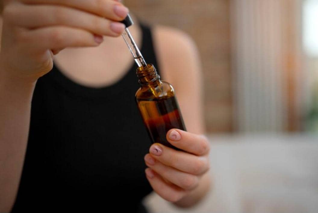 ilustrasi essential oil (freepik.com/freepik)