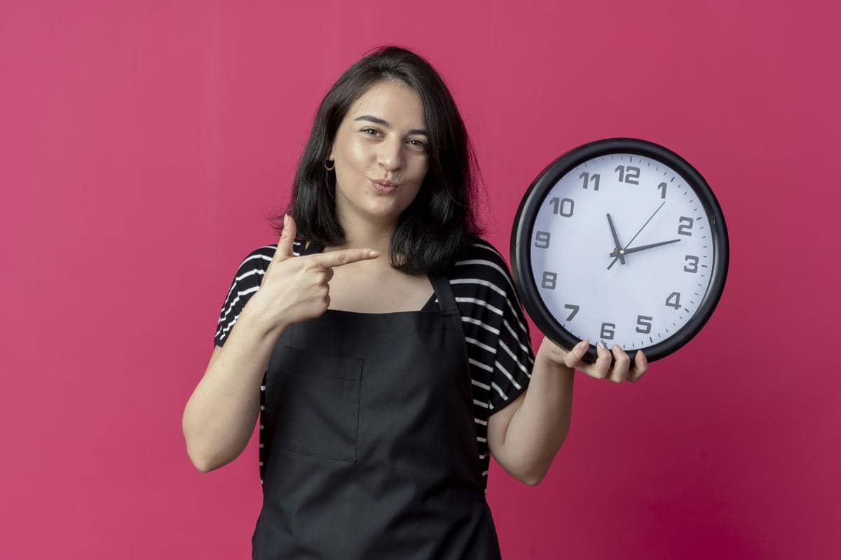 Ilustrasi cara baca jam dalam Bahasa Inggris
