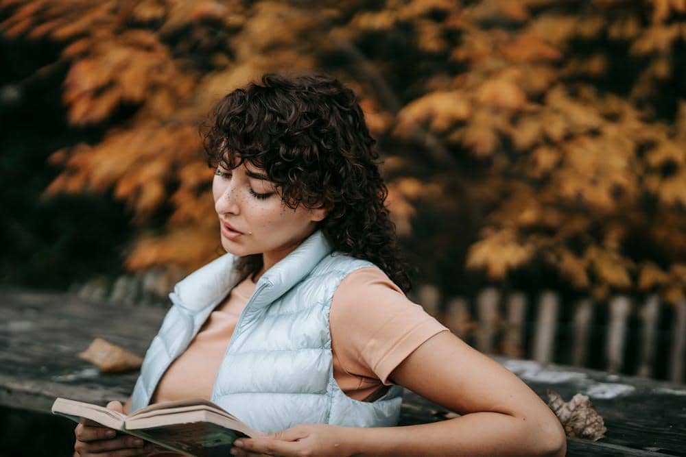 ilustrasi perempuan membaca buku (pexels.com/Sam Lion)