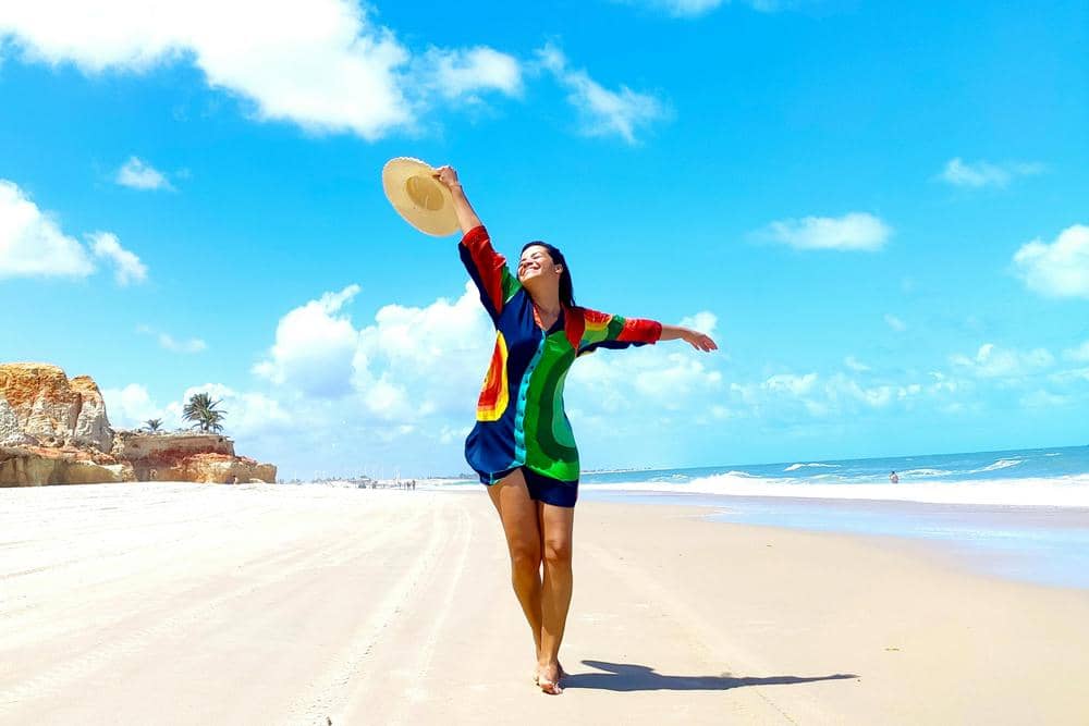 ilustrasi perempuan di pantai (pexels.com/Nino Souza)