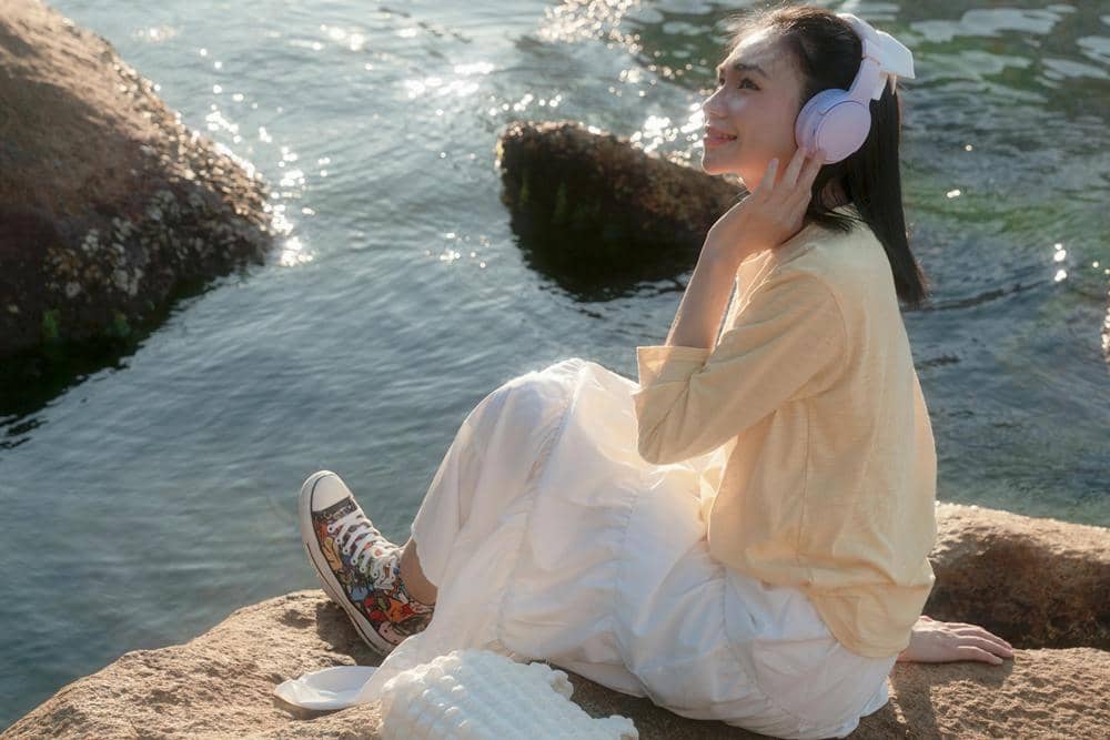 ilustrasi perempuan mendengar musik (pexels.com/ㅤ vinh)