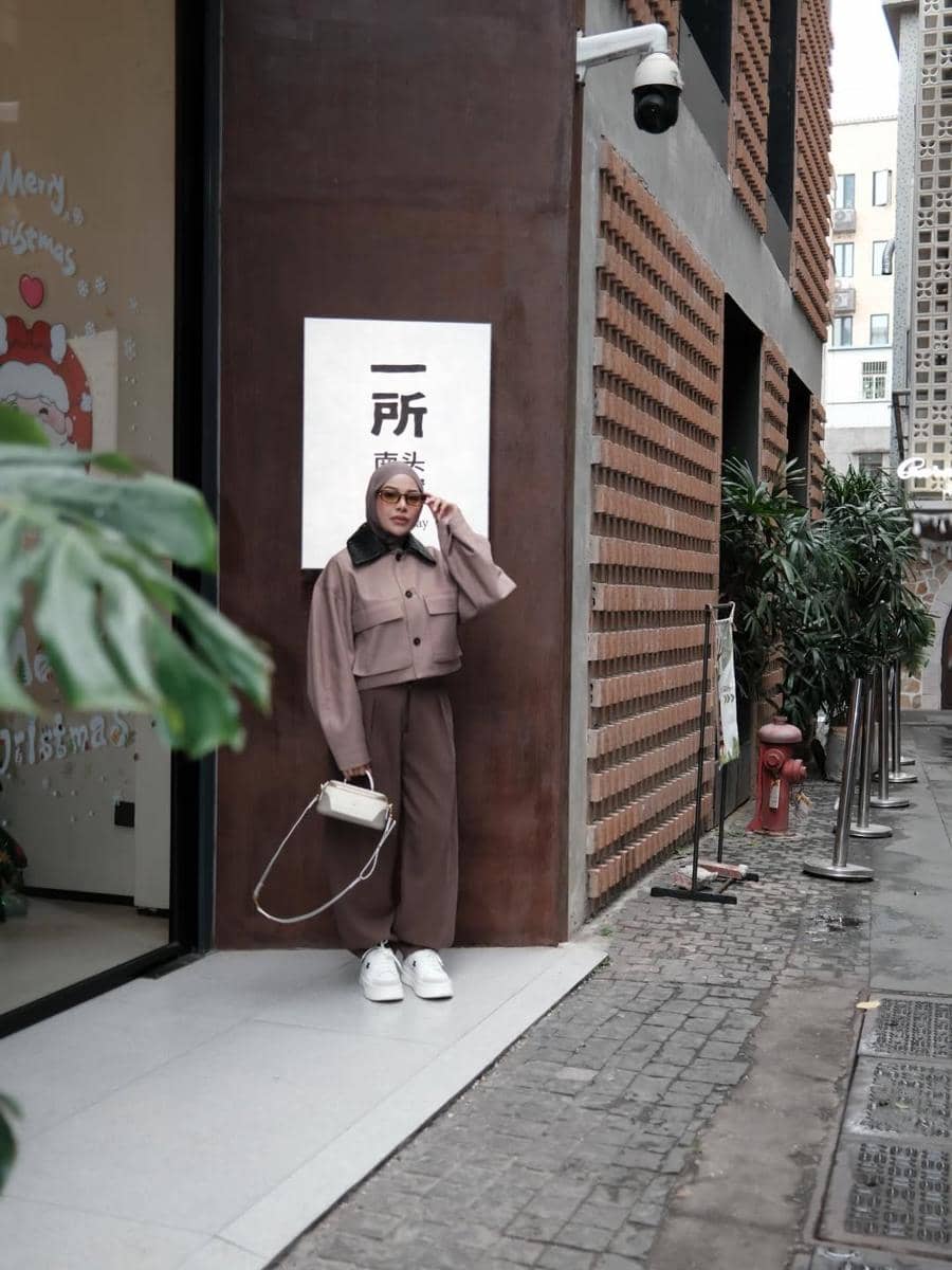 Aurel Hermansyah berbusana serba coklat saat di Shenzhen.