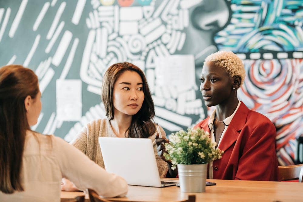 ilustrasi nggak percaya dengan orang lain (pexels.com/Alexander Suhorucov)