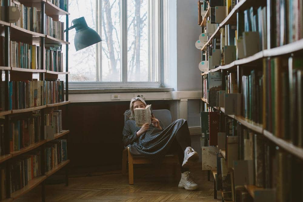 ilustrasi perempuan baca buku (pexels.com/Polina Zimmerman)