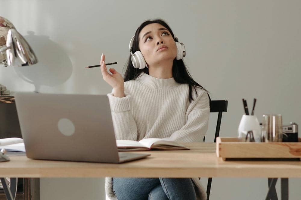 ilustrasi perempuan berpikir (pexels.com/Pavel Danilyuk)