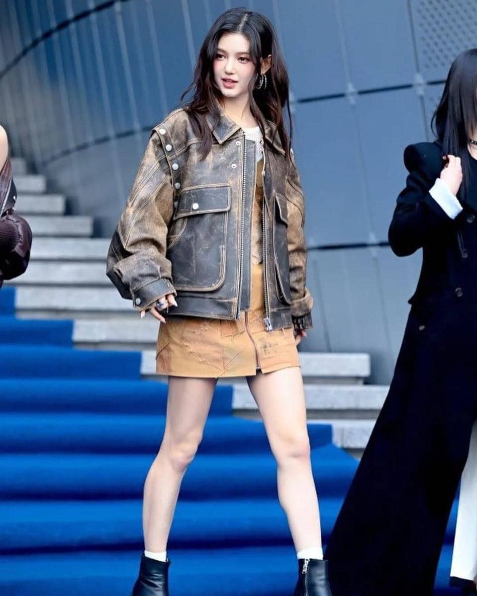 Gaya Danielle memakai jaket leather motif washed out dengan dress yang senada.