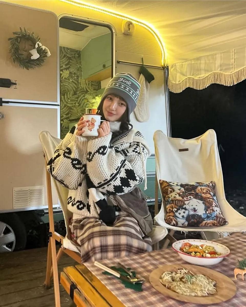 gaya manis Danielle memakai sweater rajut oversize dipadukan beanie abu-abu dan scarf hitam putih. 