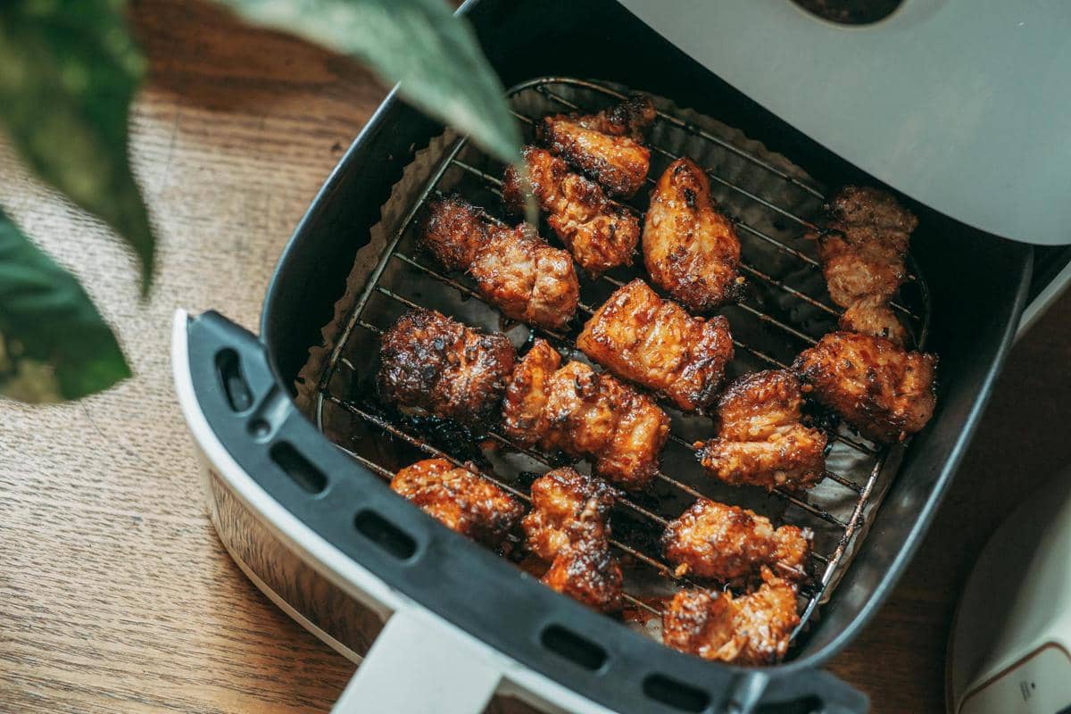 Ayam panggang yang baru matang dari air fryer