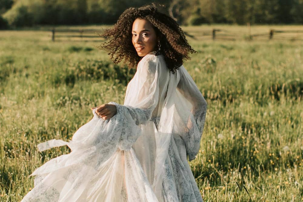 ilustrasi perempuan di ladang (pexels.com/Vlada Karpovich)