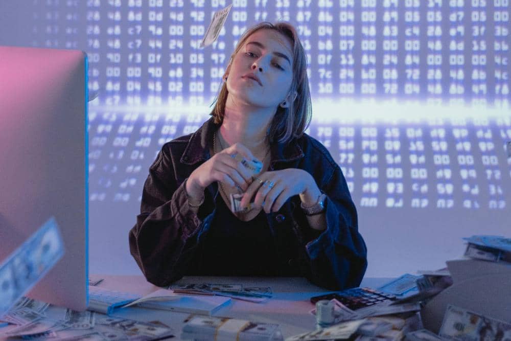 ilustrasi perempuan banyak uang (pexels.com/Tima Miroshnichenko)