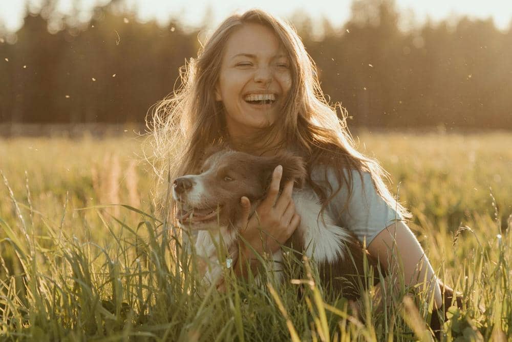 ilustrasi perempuan dan anjing (pexels.com/cottonbro studio)