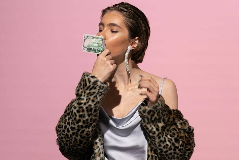 ilustrasi mencium uang (pexels.com/cottonbro studio)