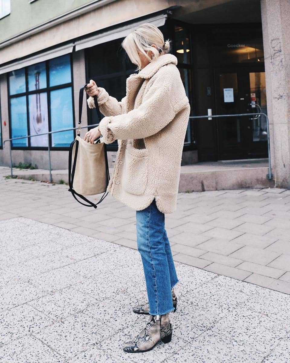 Winter-Outfit-Inspiration-Sherpa-Jacket-Josefin-Dahlberg-Swedish-Blogger-Look-Raw-Hem-Jeans-Snake-Print-Ankle-Boots-Shealring-Fleece-Outerwear-Le-Fashion-Blog.jpg