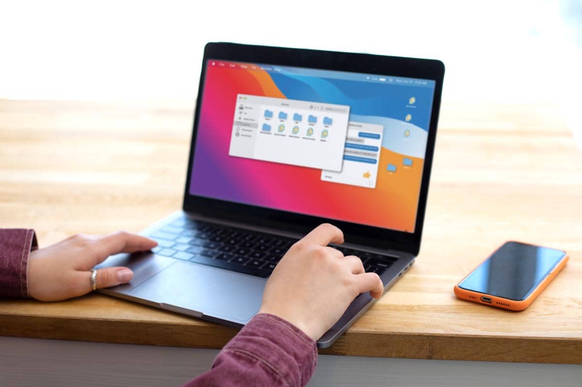 ilustrasi bekerja menggunakan Chromebook