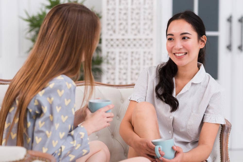 ilustrasi ngobrol dengan teman (freepik.com/freepik)