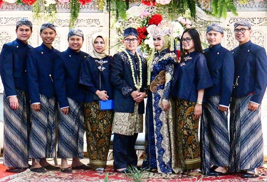 Pernikahan sebelum pandemi, among tamu menggunakan beskap sunda warna biru dongker. #sewabeskap .jpg