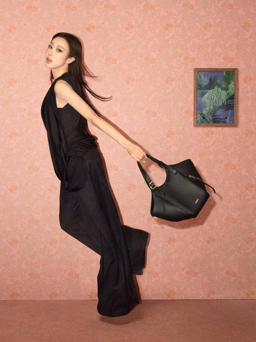 1765848753-1765417131-loewe_ss26_campaign_giselle_rgb_cropped_3_3x4.jpg