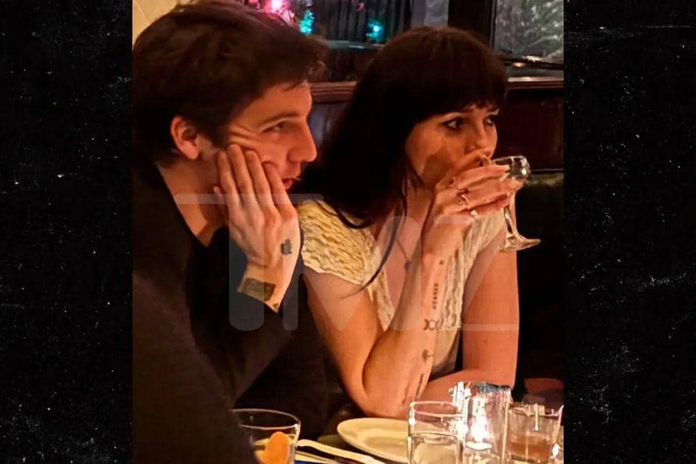 Fakta Hubungan Dakota Johnson dan Role Model