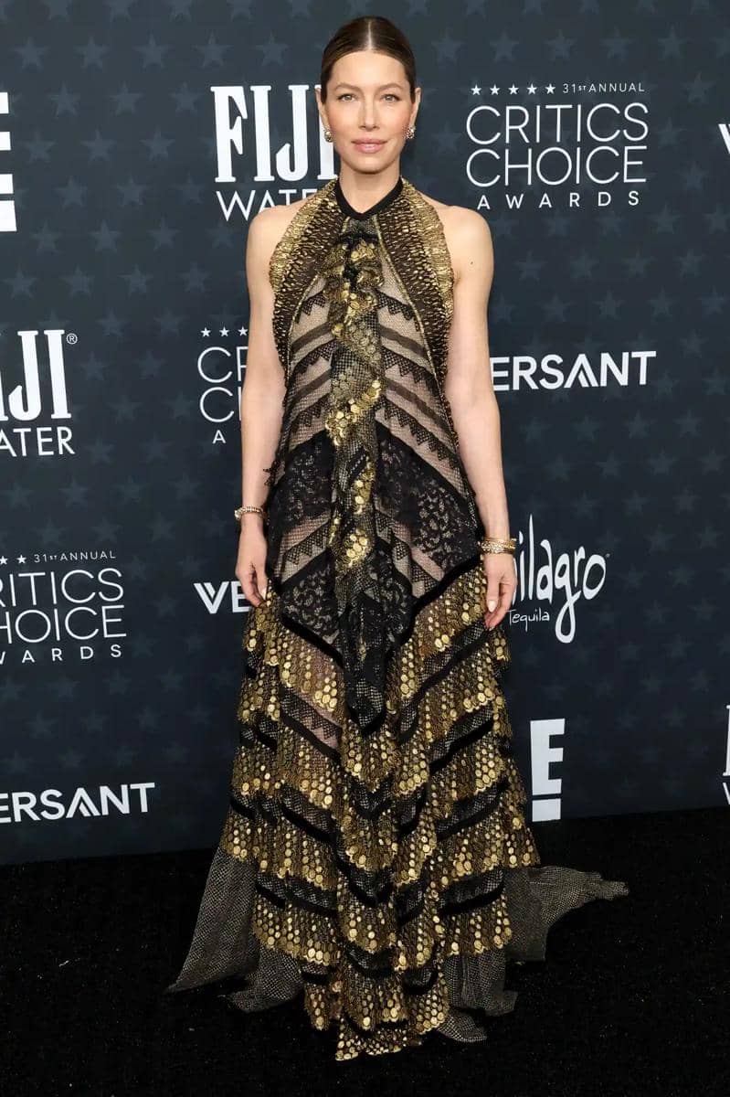 Gaya Jessica Biel di Critics Choice Awards 2026