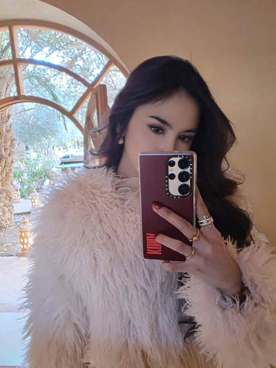 Mahalini membagikan mirror selfie mengenakan fur jacket berwarna pink pastel dan aksesori bernuansa gold.