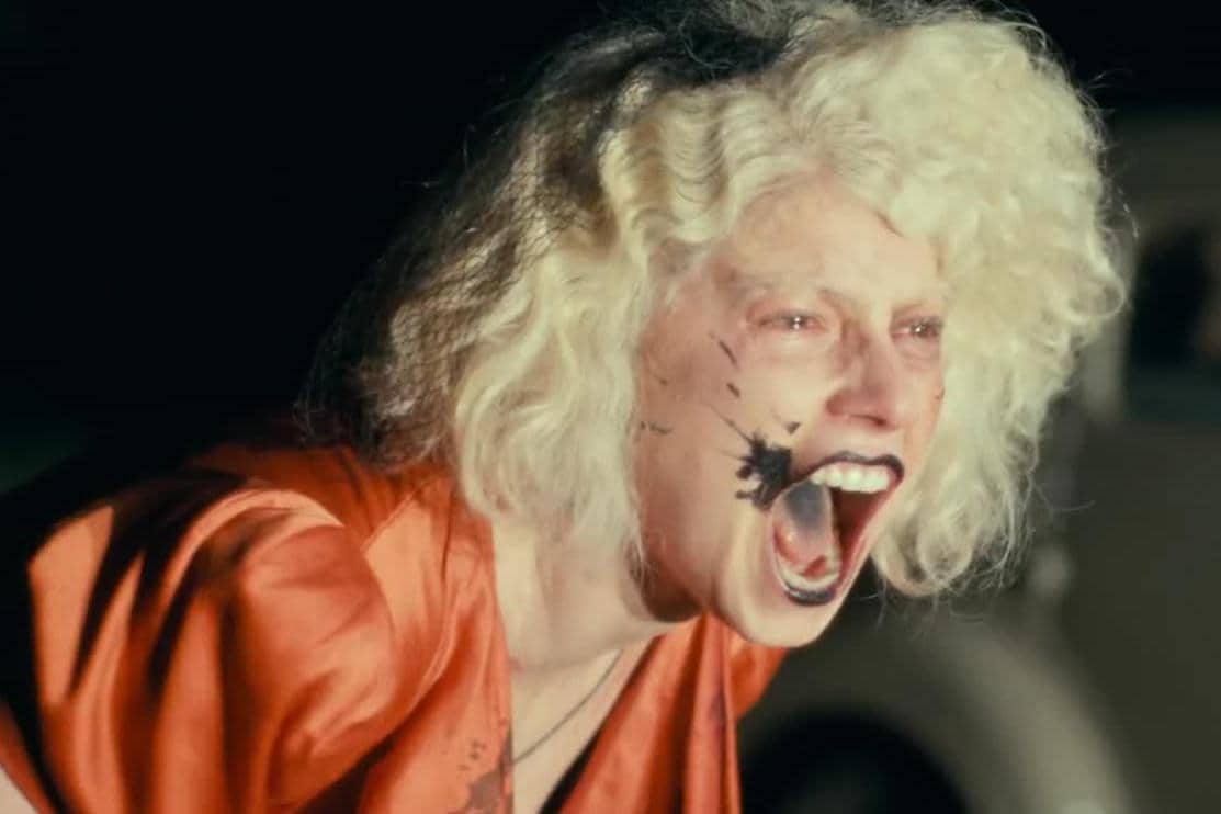 Jessie Buckley dalam film The Bride!