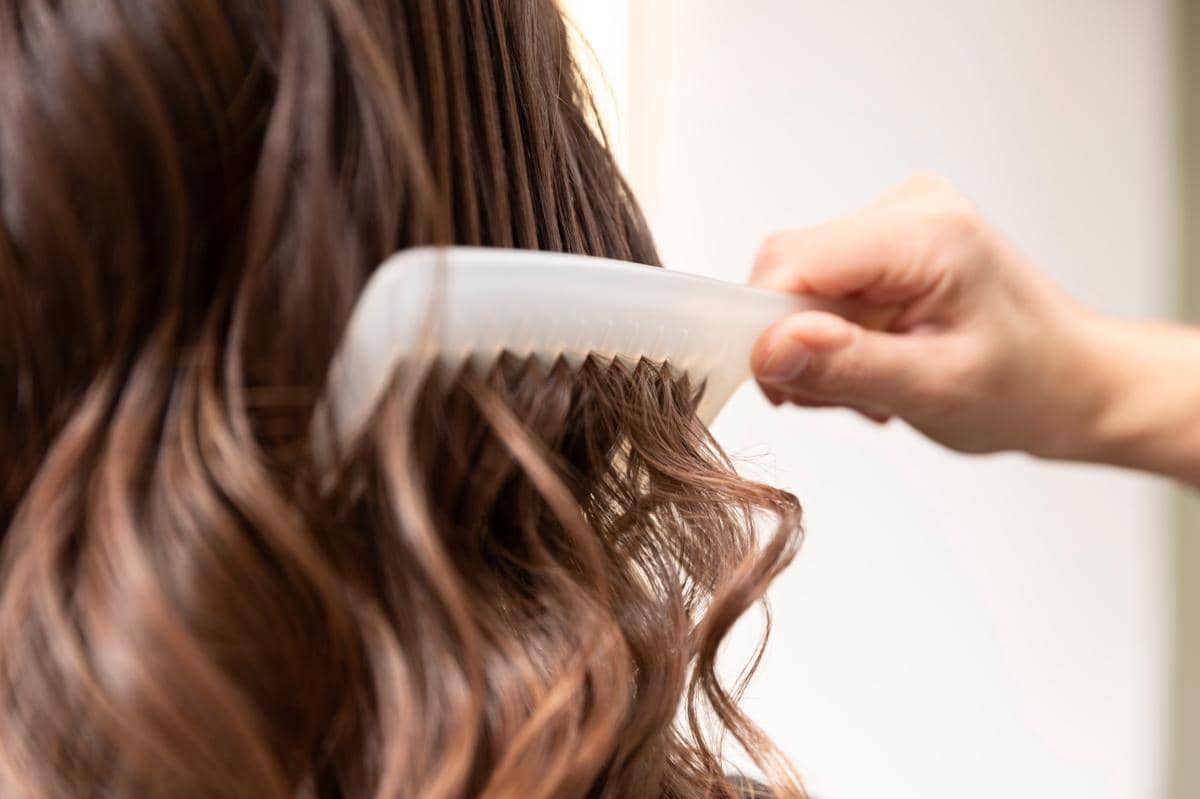 ilustrasi perempuan menyisir rambut