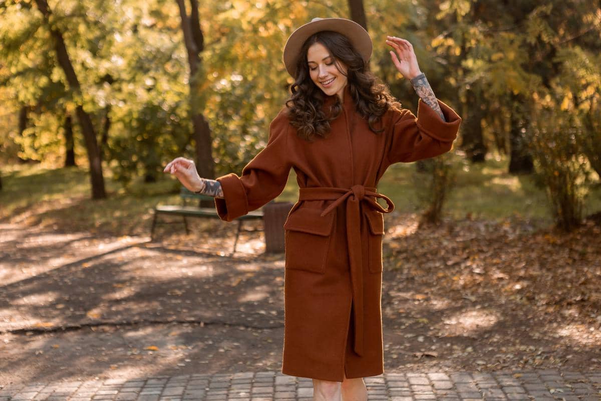 Ilustrasi outfit wanita warna cokelat