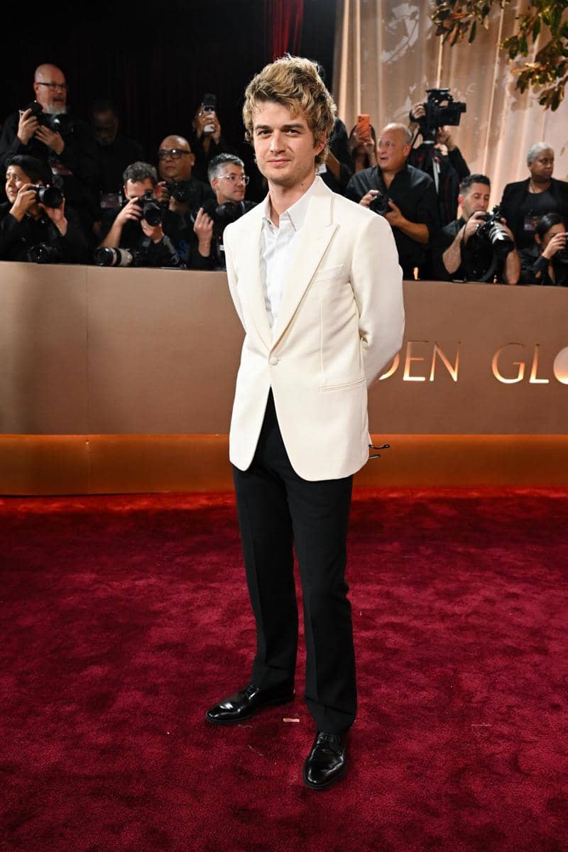 Potret Gaya Joe Keery di Golden Globes 2026