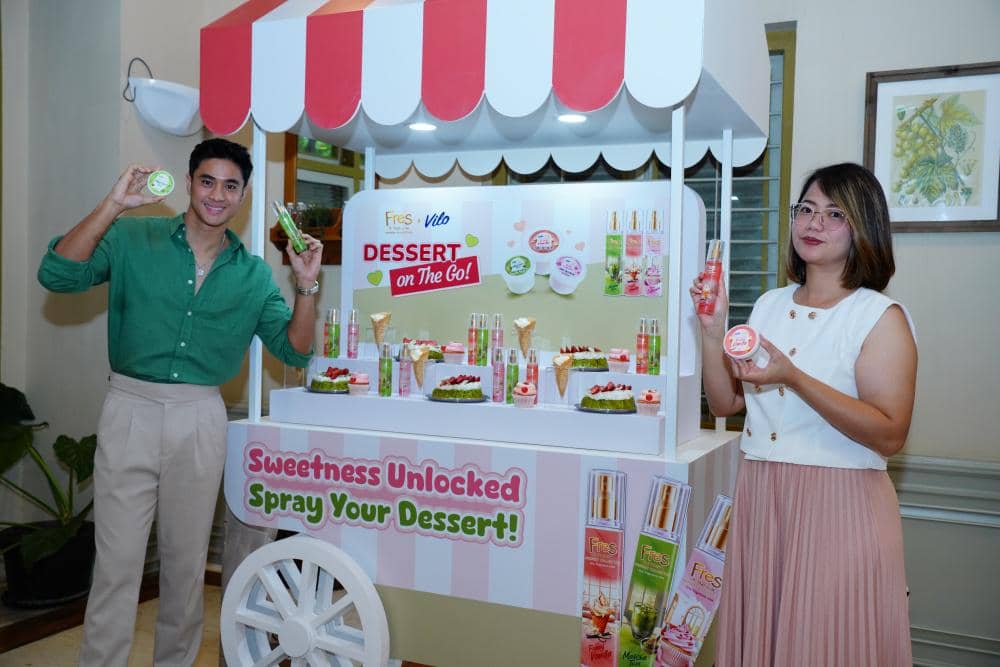 Yesaya Abraham (Aktor Muda dan Figur Publik) Bersama Mita Ardiani (Marketing Manager Personal Care Category WINGS Group) Unjuk Inovasi Baru Fres & Natural Dessert Collection.jpeg