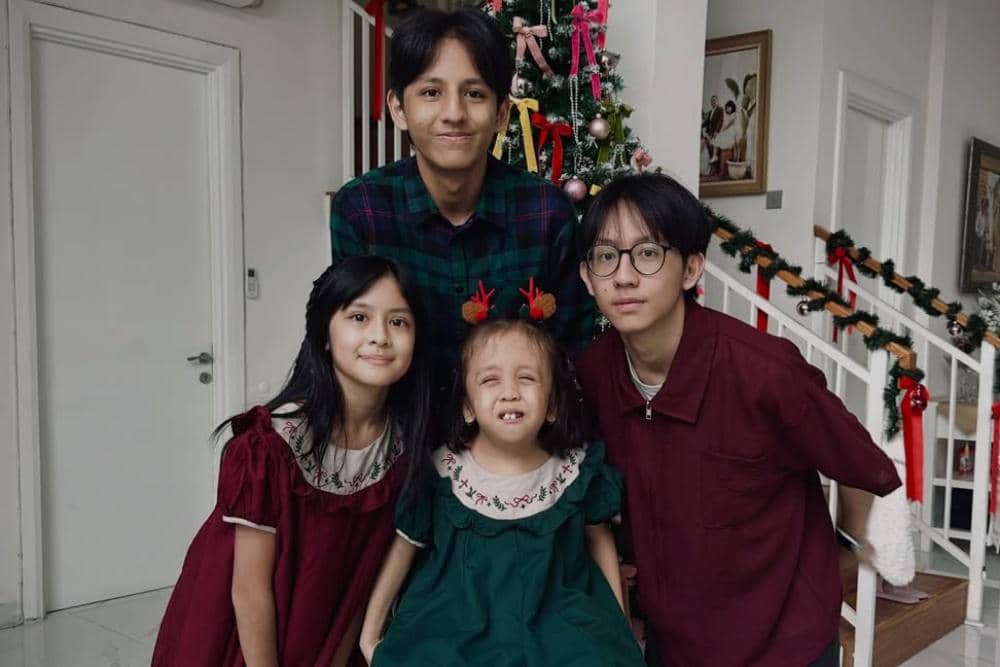 Wrapped in luuvvvvvv 🥰🎄✨💝We’re aaalll wearing koleksi natal “Santa’s Little Closet” from Ziel.jpg