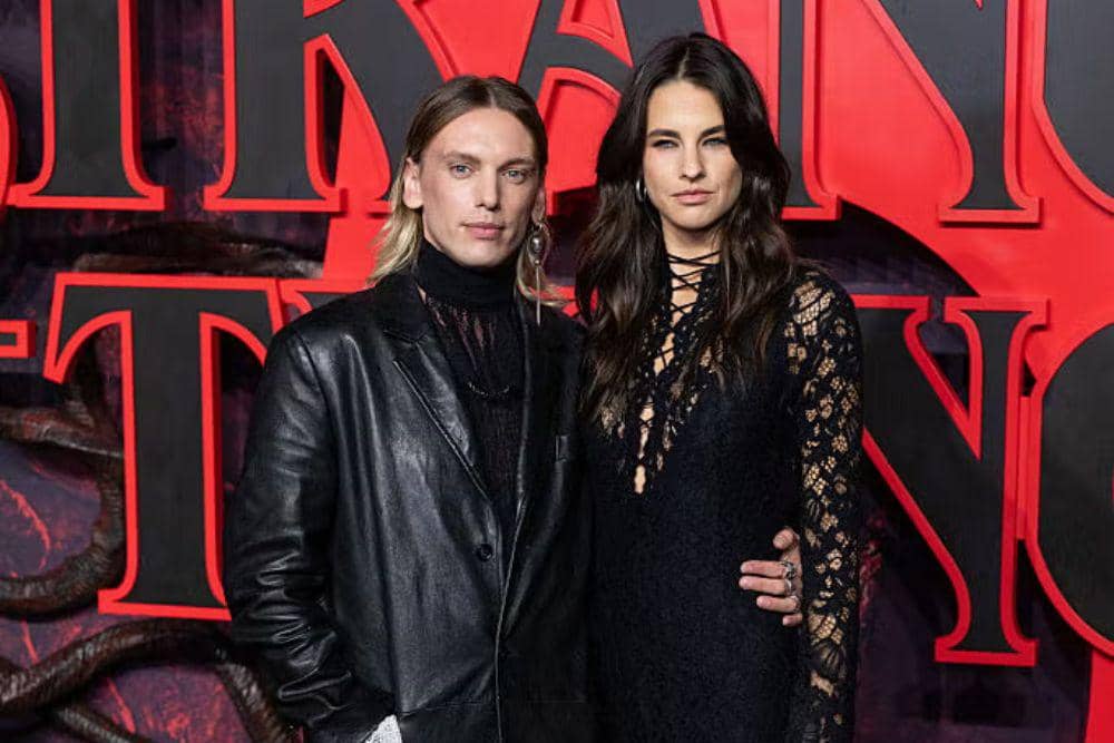 Kisah Cinta Jamie Campbell Bower dan Elena Taber