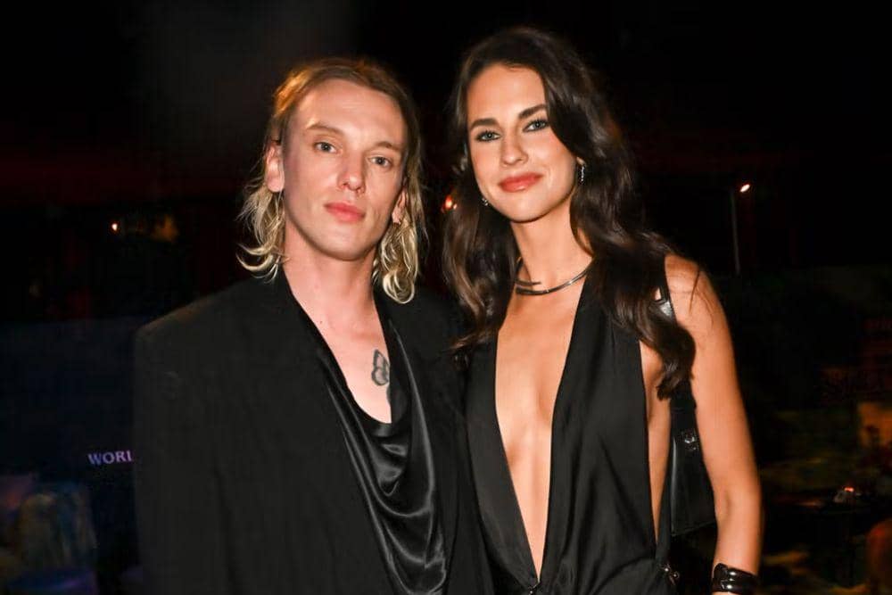 Kisah Cinta Jamie Campbell Bower dan Elena Taber