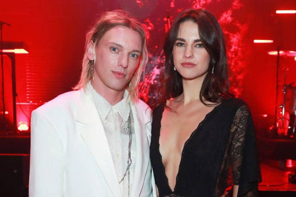 Kisah Cinta Jamie Campbell Bower dan Elena Taber