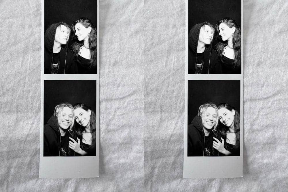 Kisah Cinta Jamie Campbell Bower dan Elena Taber