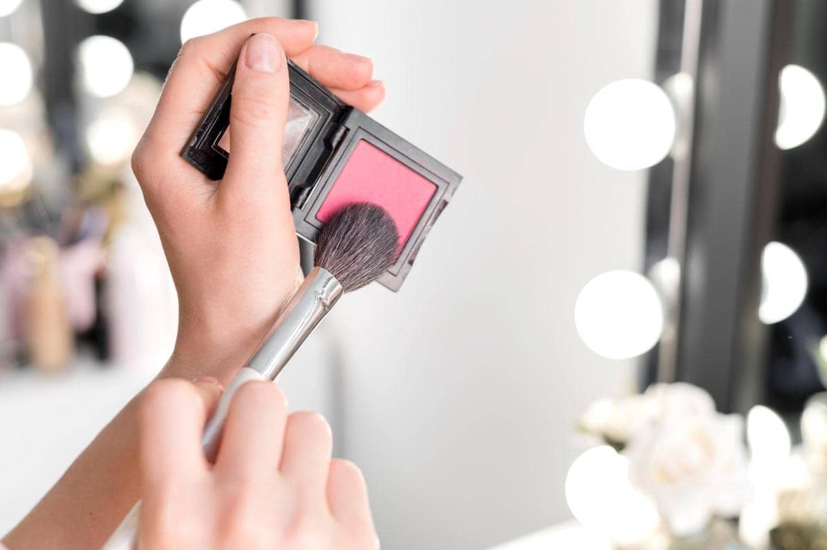 Memakai blush on