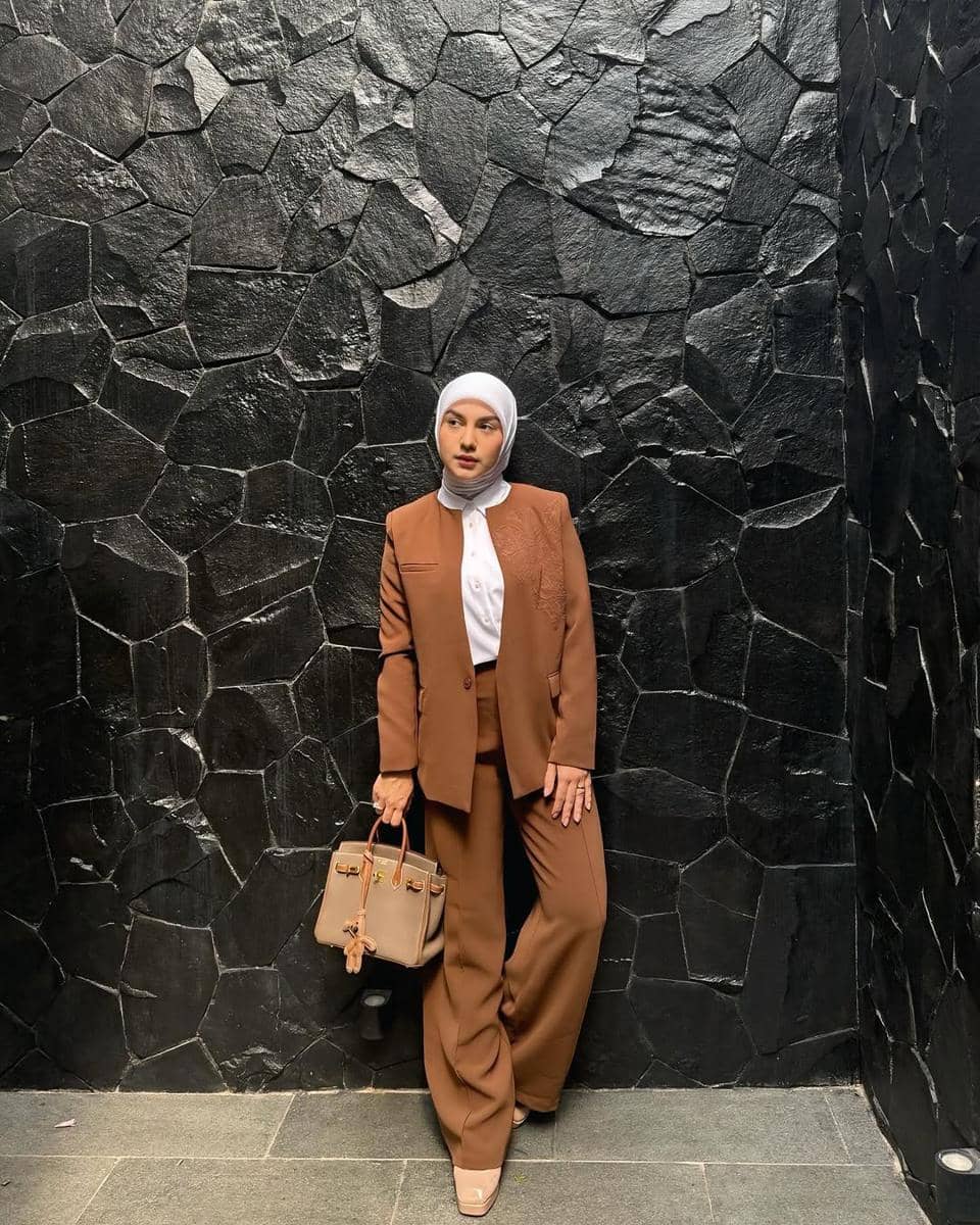 outfit hijab nuansa earth tone ala Irish Bella