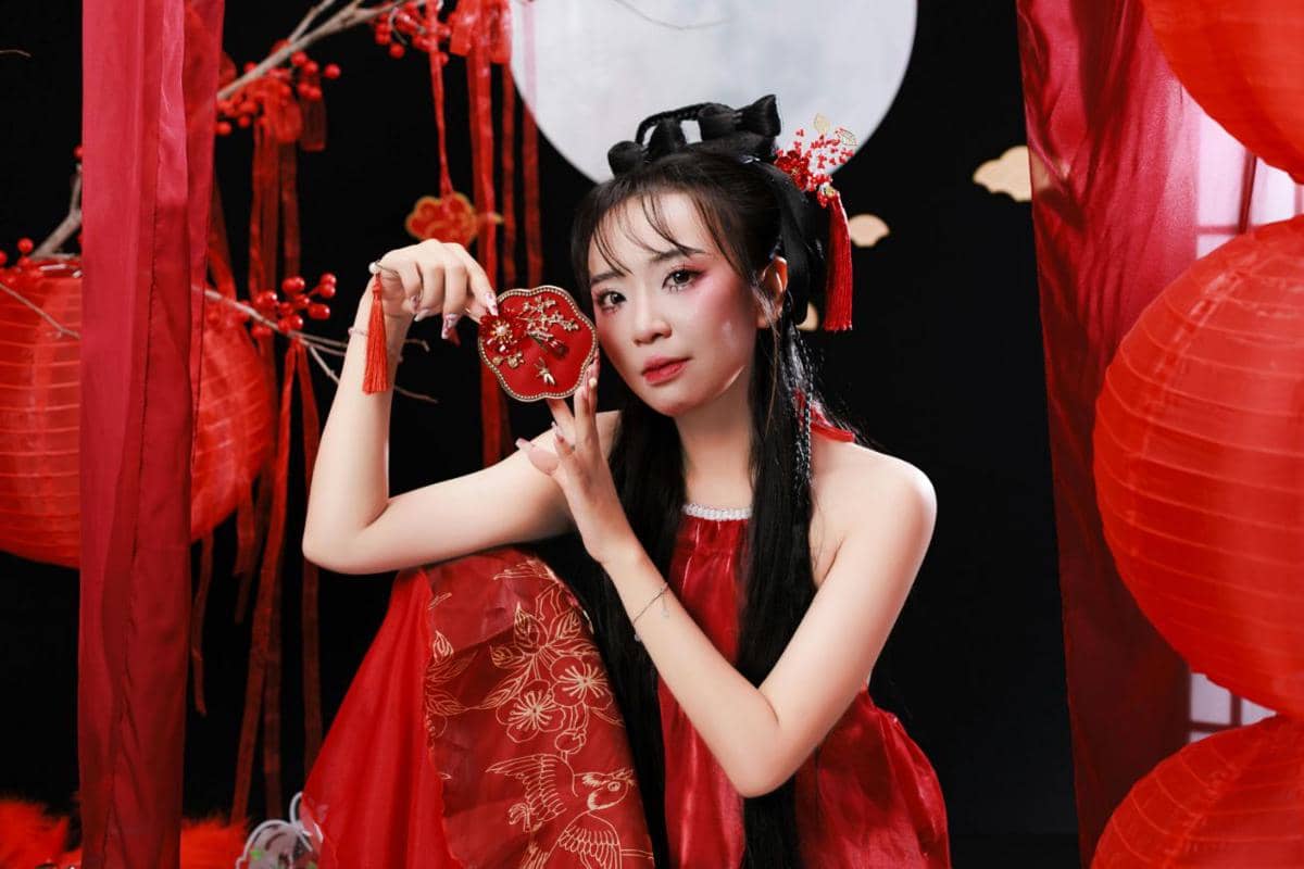 mengapa imlek identik dengan warna merah