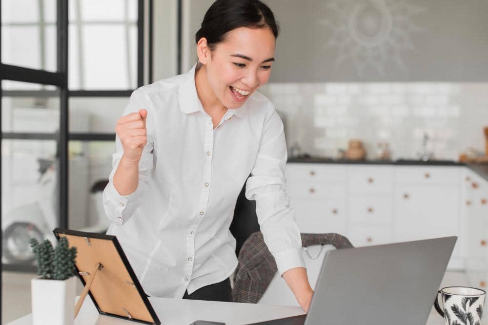 Ilustrasi perempuan semangat bekerja (freepik.com/freepik)