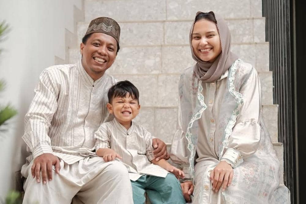 Minal aidin wal faidzin, mohon maaf lahir batin dari kami bertiga ❤️Selamat lebaran ✨Attire by @.jpg