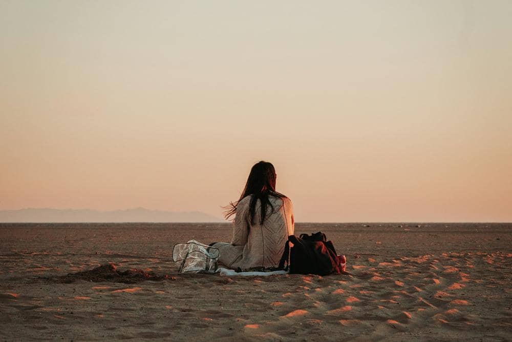 ilustrasi perempuan menyendiri (unsplash.com/Devon Beard)