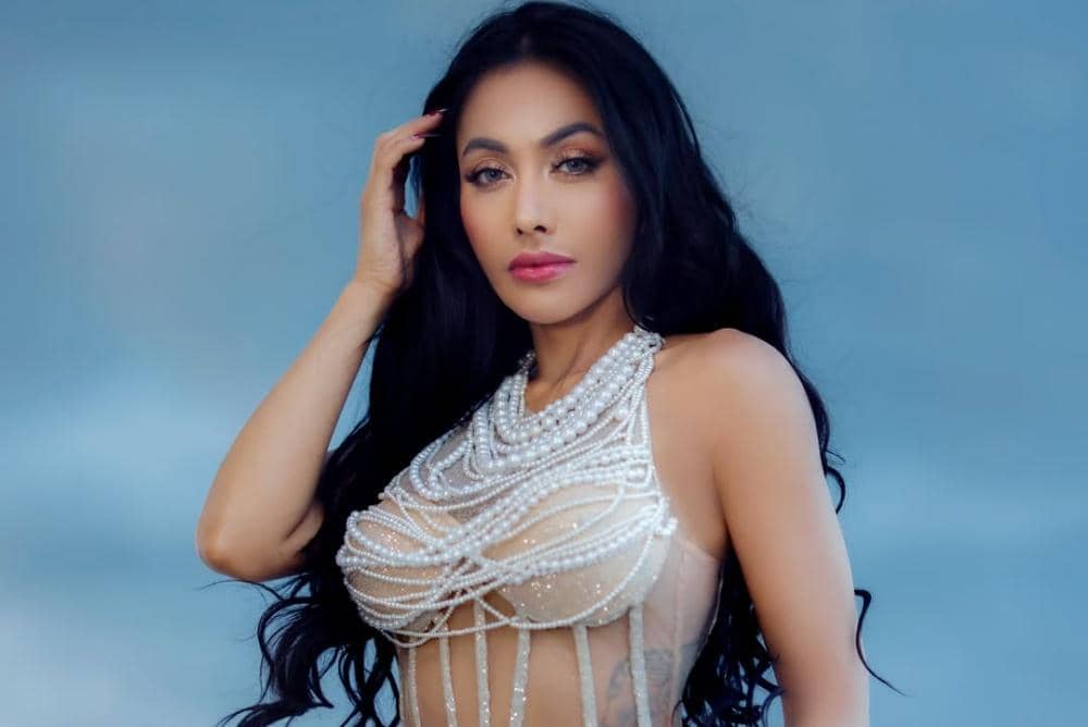 Soft as pearl, bold as Miami 🌊🐚🦪Wearing beautiful art from- @lindamulia Captured by- @miladst.jpg