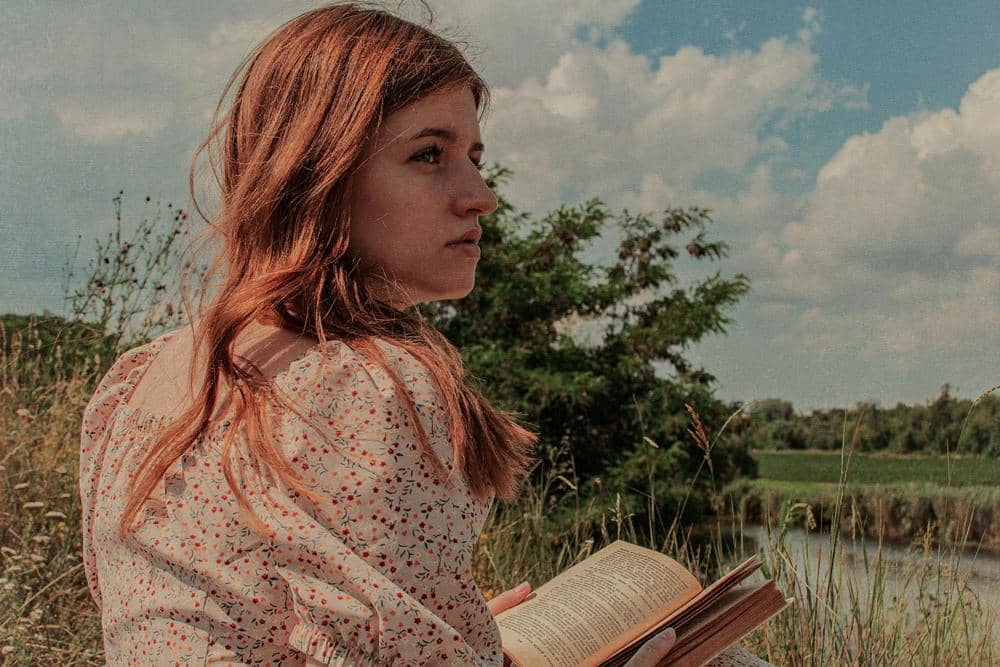 ilustrasi perempuan melamun (pexels.com/Alina Kymaka)