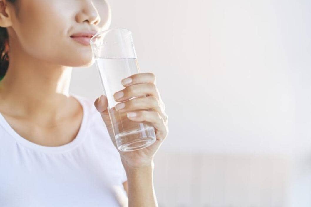 minum air putih untuk menghidrasi kulit