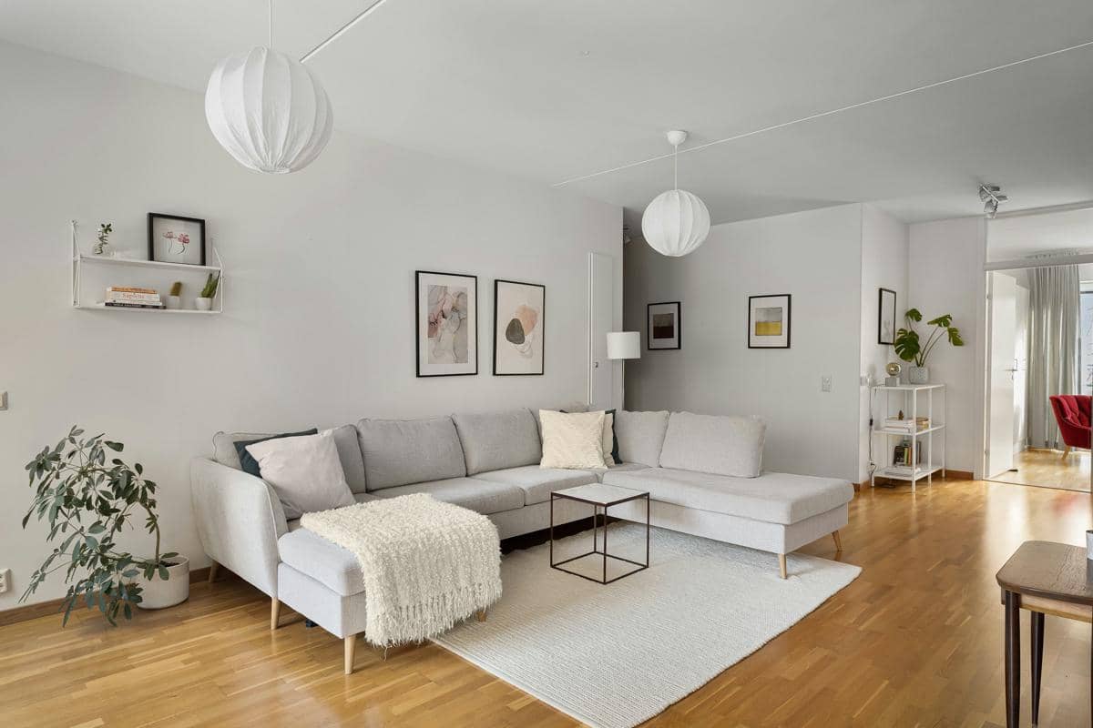 Ruang tamu dengan furnitur berwarna netral