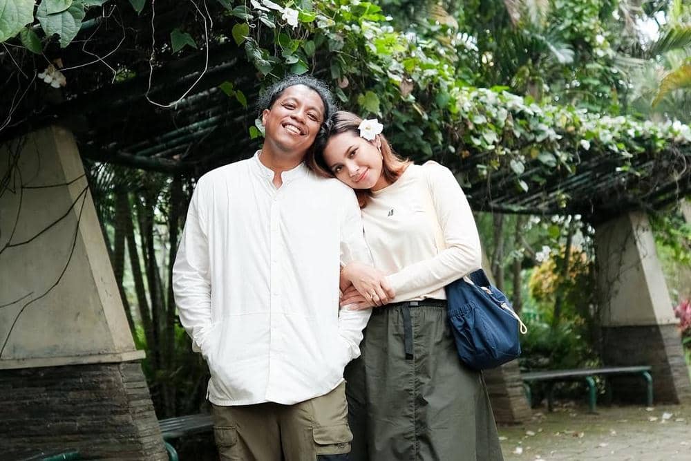 Sungguh so sweet kan berjalan dengan Nona pakai sendal dari @eigeradventure. Kamorang harus cek .jpg