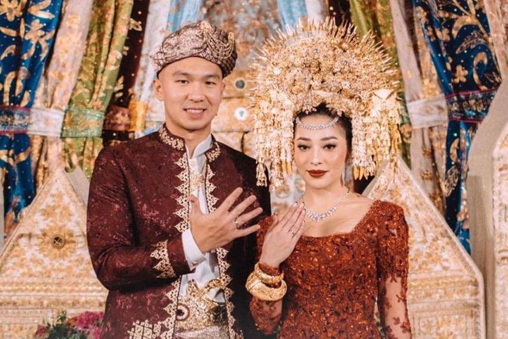 It’s official! Congratulations on the wedding @nikitawillyofficial94 & @indpriw! Best wishes on .jpg