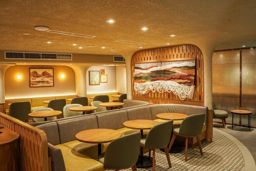 Interior Starbucks Reserve Plaza Indonesia-2.jpg