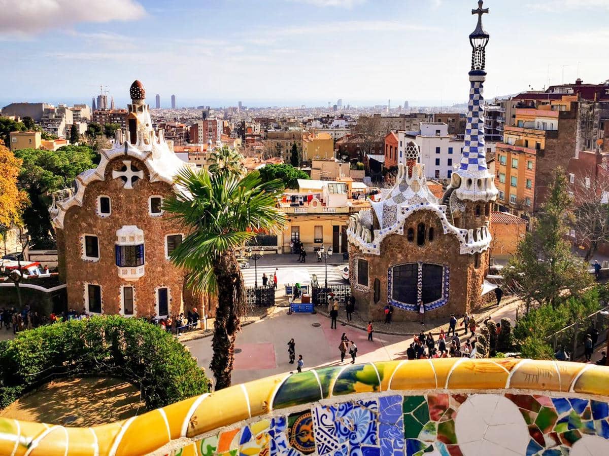 Park Güell di Barcelona, ​​Spanyol. Dirancang oleh arsitek Catalan terkenal Antoni Gaudí, taman ini merupakan Situs Warisan Dunia UNESCO. 