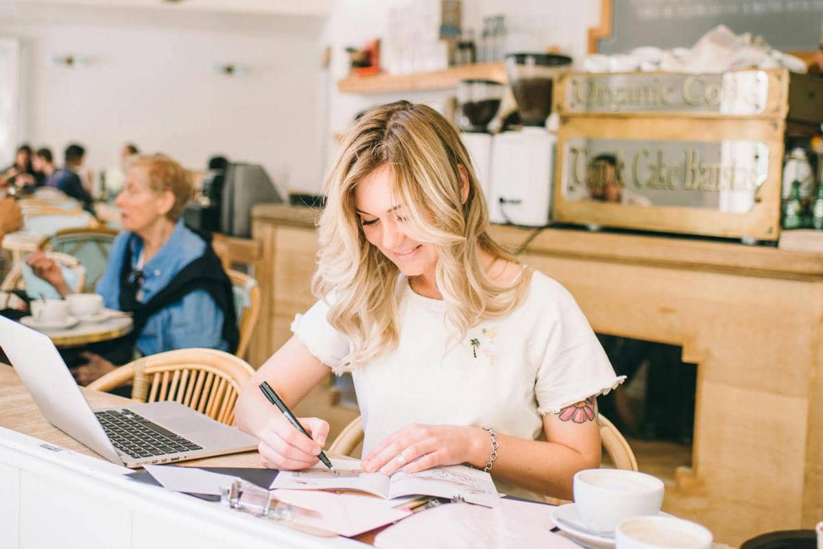 ilustrasi me time di coffee shop